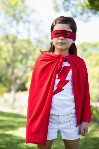 Dívka, předstírá, že superhrdina — Stock fotografie