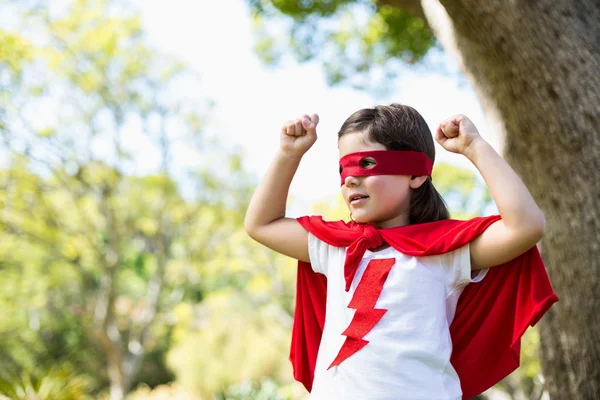 Meisje voorwenden om superheld — Stockfoto