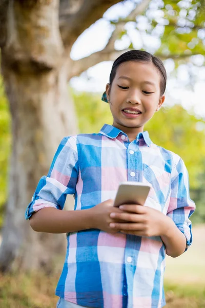 Lächelndes Mädchen mit Telefon — Stockfoto