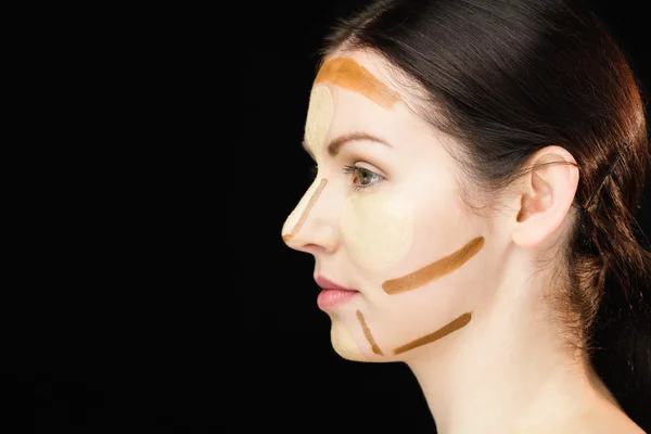 Mujer con maquillaje contorneante — Foto de Stock