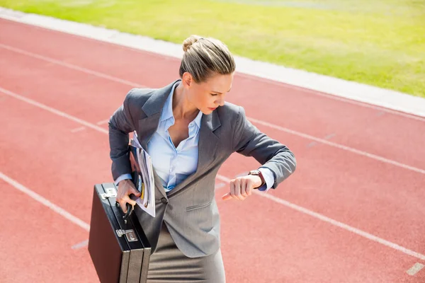 Femme d'affaires avec mallette prête à l'emploi — Photo