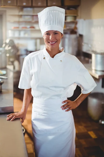 Chef de pie con la mano en la cadera — Foto de Stock