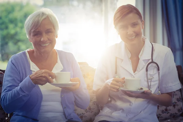 Porträt eines lächelnden Arztes und Patienten beim Tee — Stockfoto