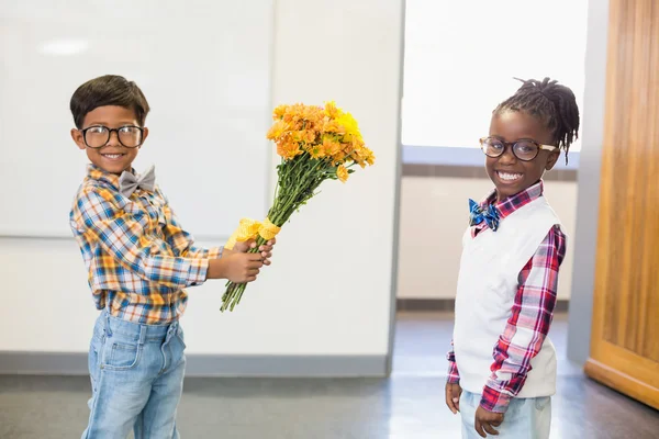 Colegial dando flores a la colegiala —  Fotos de Stock