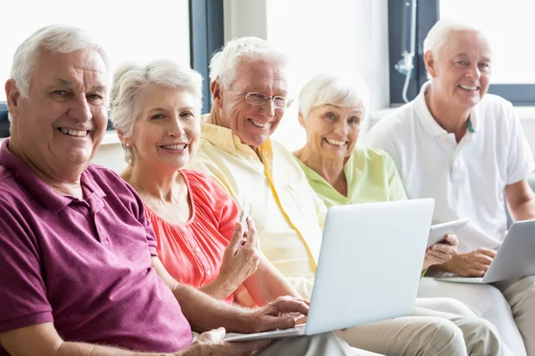 Пожилые люди, использующие технологии — стоковое фото