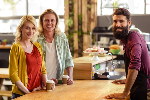 Vendeur avec les clients dans le magasin — Photo