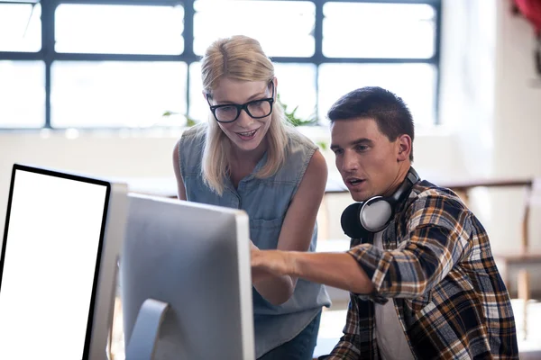 Colaboradores apuntando ordenador — Foto de Stock