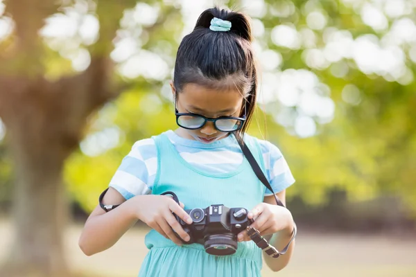 Girl checking photograph in camera — Stock Photo, Image