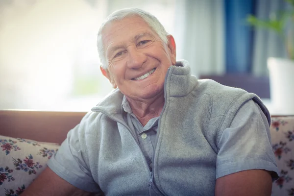 Portret starszego mężczyzny uśmiechającego się — Zdjęcie stockowe