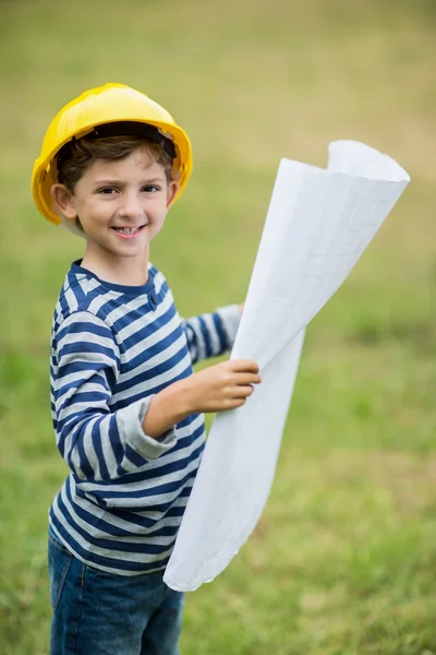 Sert şapkalı bir plan tutan çocuk — Stok fotoğraf