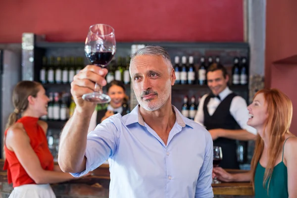 Un homme grillé avec un verre de vin — Photo