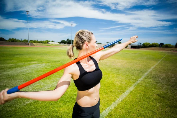 Vrouwelijke atleet over te gooien een speer — Stockfoto