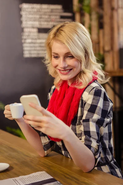 Woman drinking coffee using smartphone — Stock Photo, Image