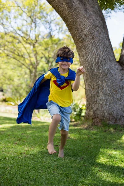 Junge gibt sich als Superheld aus — Stockfoto