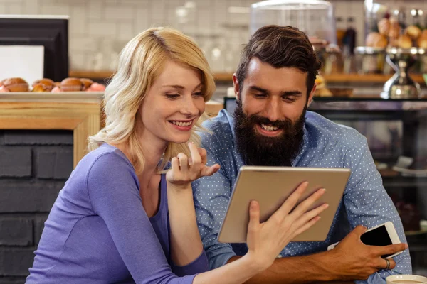 Cuplu folosind un computer tabletă — Fotografie, imagine de stoc