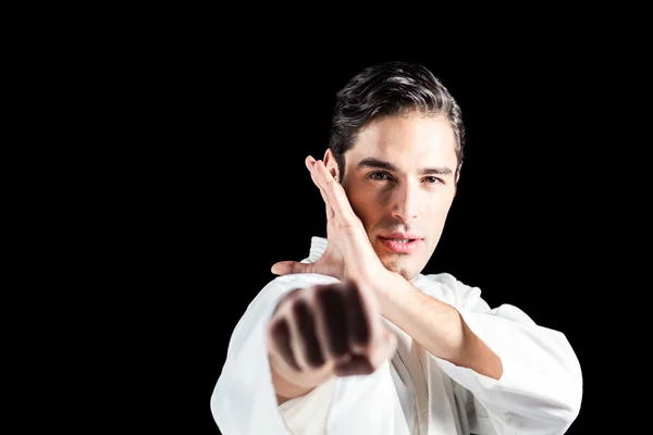 Ritratto di combattente che esegue posizione di karate — Foto Stock