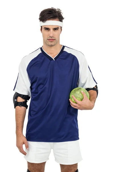 白い背景の上のボールを持って立っているスポーツマン — ストック写真