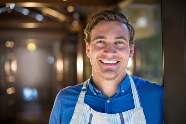 Glimlachen van chef-kok in het restaurant — Stockfoto