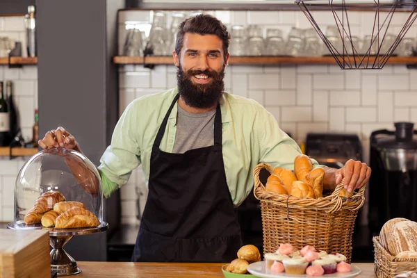 Baker ensam i bageriet — Stockfoto