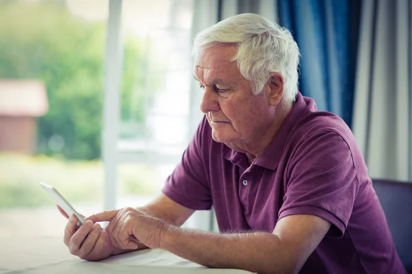 Senior man met mobiele telefoon — Stockfoto