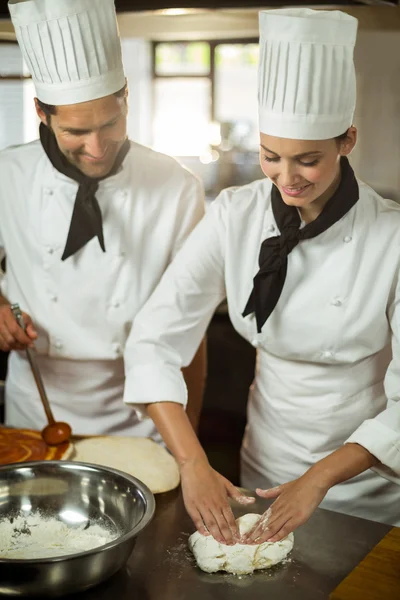 Chefes de cozinha fazendo massa de pizza — Fotografia de Stock