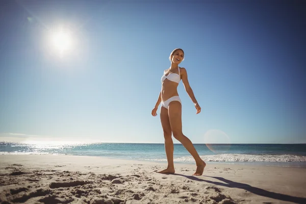 Ung kvinna gå på stranden — Stockfoto