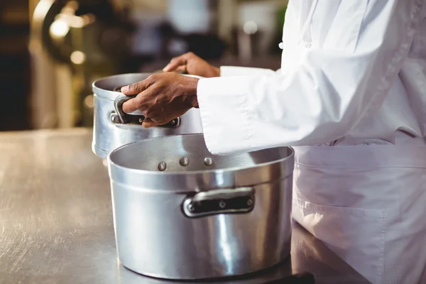 Chef-kok die koken pot — Stockfoto