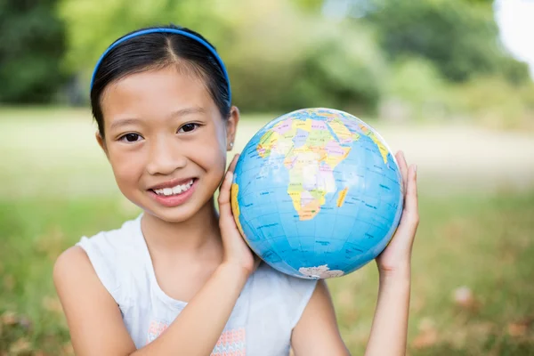 Mädchen trägt Globus auf Schulter — Stockfoto