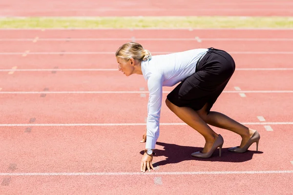 Empresária pronta para correr em pista de corrida — Fotografia de Stock