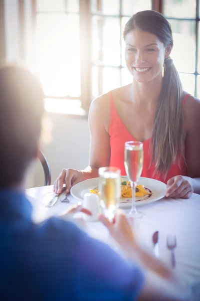 Een koppel dat samen luncht — Stockfoto