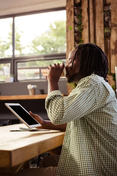 Hipster mit Tablet-Computer — Stockfoto