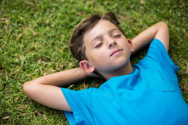 Νεαρό αγόρι που κοιμάται στο πάρκο — Φωτογραφία Αρχείου
