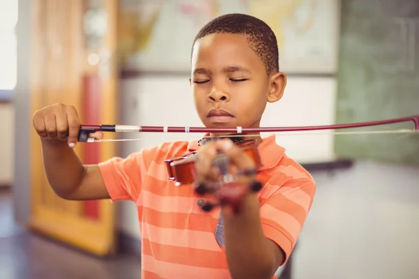 Écolier jouant du violon en classe — Photo