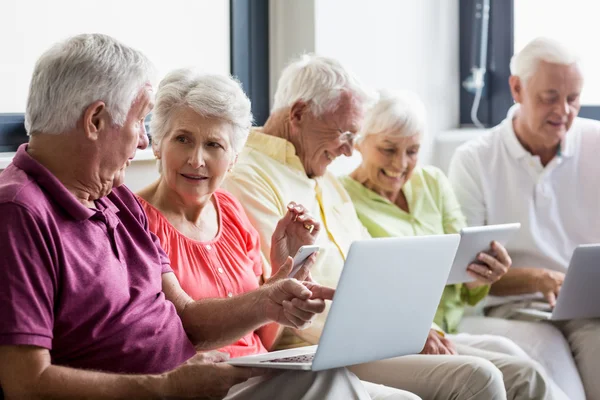 Seniors using technology — Stock Photo, Image