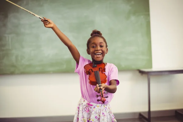 Skolflicka spela violin i klassrummet — Stockfoto