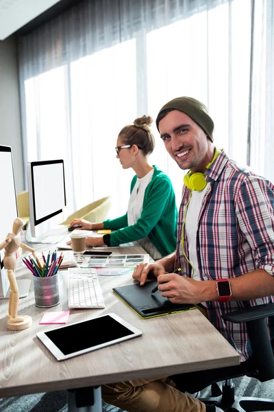 Collega's op de computer — Stockfoto