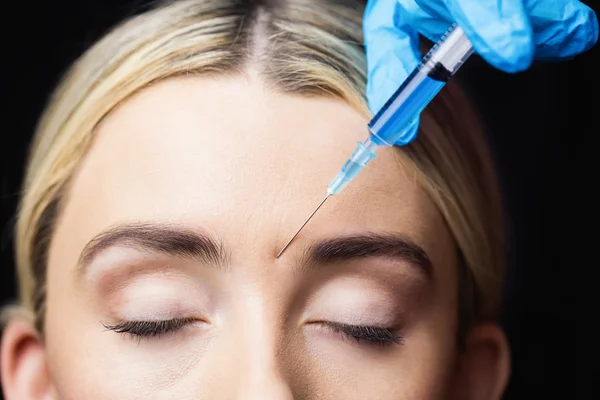 Woman receiving botox injection on forehead — Stock Photo, Image