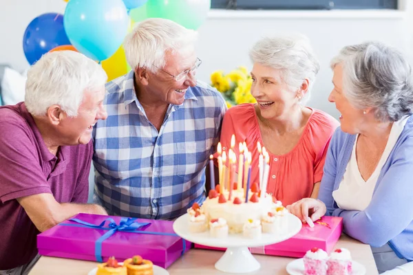 Idosos comemorando um aniversário — Fotografia de Stock