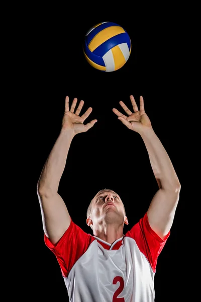 Deportista lanzando voleibol mientras juega — Foto de Stock