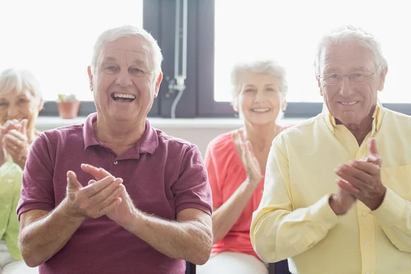 Senioren klatschen Hände — Stockfoto