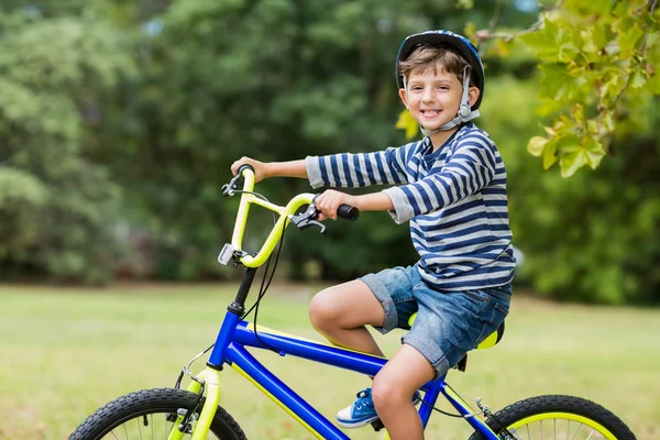 Lächelnder Junge auf dem Fahrrad — Stockfoto