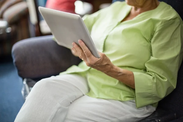 Femme âgée utilisant une tablette — Photo
