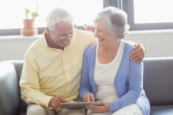 Casal de idosos usando um tablet — Fotografia de Stock