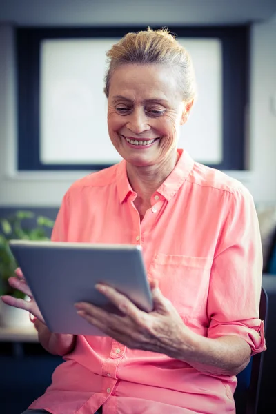 Seniorin nutzt digitales Tablet — Stockfoto