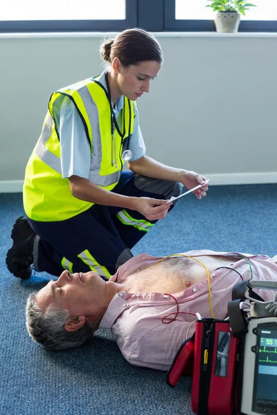 Paramedic using an external defibrillator — Stock Photo, Image