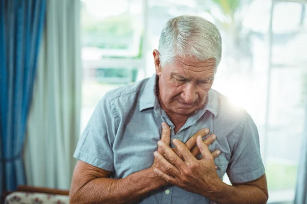 Uomo anziano che soffre di dolore al petto — Foto Stock