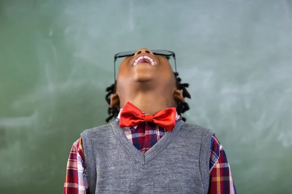 Colegial mirando hacia arriba y riendo — Foto de Stock