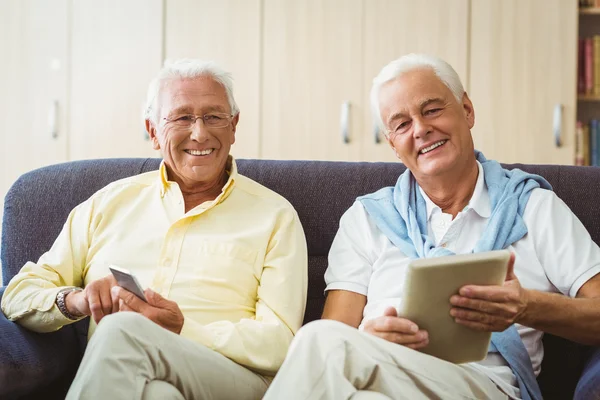 Senior mannen met behulp van technologie — Stockfoto