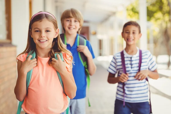 Дети в школьном коридоре — стоковое фото