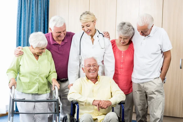 Nurse and seniors standing together — Stock Photo, Image